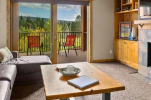 Balkoni atau teres di Cowboy Corner Condo at Suncadia- Top Floor, Fairway & Mountain View, Fireplace, Smart TVs, Hi-speed Wi-Fi, Walk to Lodge +37 gambar