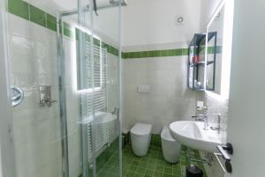 ein Badezimmer mit Waschbecken, Toilette und Dusche in der Unterkunft Modern Cosy Apartment Near Florence City Center in Florenz