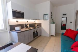eine Küche und ein Wohnzimmer mit einer blauen Couch in der Unterkunft Modern Cosy Apartment Near Florence City Center in Florenz + 7 Fotos