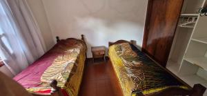 una habitación con dos camas en una habitación en Casa Ostende Junin, en Ostende