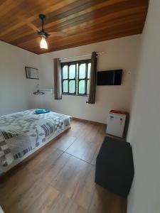 Μια τηλεόραση ή/και κέντρο ψυχαγωγίας στο Le Marchand de Sable- Suites e apartamento