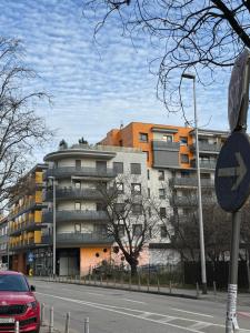 een gebouw aan de kant van een straat met een auto bij Stars Studio Apartment with Parking in Zagreb