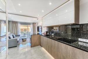 cocina abierta y sala de estar con sofá en Hermitage Homes TDS, en Playa de las Américas 26 fotos más