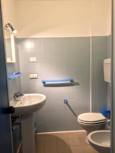 ローヴェレにあるOstello Del Portoのバスルーム(トイレ、洗面台付)