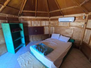 En eller flere senge i et værelse på Castle Beach