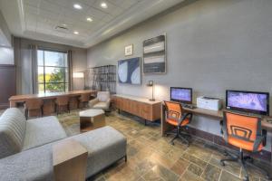 TV a/nebo společenská místnost v ubytování Sheraton Baltimore Washington Airport - BWI