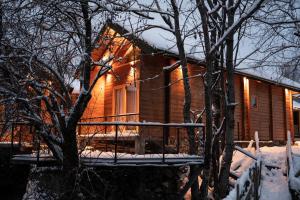 科拉欣4 Chalets的雪地里有一间带门廊的小木屋