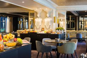 un restaurant avec deux mannequins sur le mur dans l'établissement Hotel Barsey by Warwick, à Bruxelles