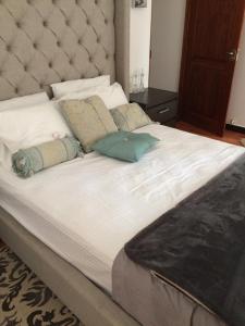 Ένα ή περισσότερα κρεβάτια σε δωμάτιο στο Luxury Condo in Negombo +19 φωτογραφίες