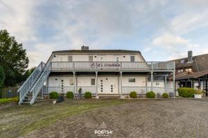 カッペルンにあるApartment 24の大きな白い家の外観 +12枚の写真