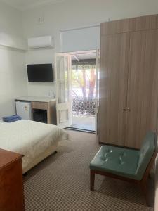 Postel nebo postele na pokoji v ubytování Woolpack Hotel Parramatta