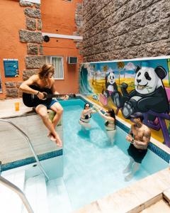 A piscina localizada em Bamboo Rio Hostel ou nos arredores