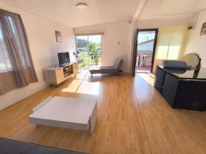 a living room with a couch and a table at casa grande 7 personas Piriápolis in Bella Vista