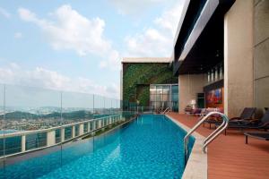 Bazén v ubytování Sheraton Petaling Jaya Hotel nebo v jeho okolí