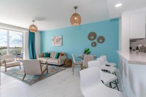 Η κουζίνα ή μικρή κουζίνα στο Stylish 1-Bedroom Apartment with Pool, Gym, Free Parking, Rooftop and Balcony - 5 Min to Hollywood Beach! - 10 Min to FLL Airport