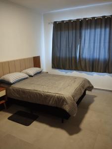 Katil atau katil-katil dalam bilik di Apartamento Areias
