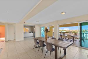 Cucina o angolo cottura di Droom appartement met uitzicht op de jachthaven