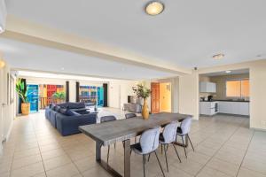 Cucina o angolo cottura di Droom appartement met uitzicht op de jachthaven