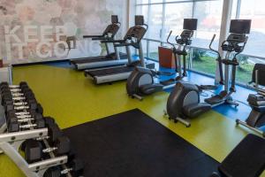 Fitness centrum a/nebo fitness zařízení v ubytování SpringHill Suites by Marriott Houston Baytown