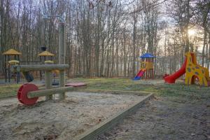 a playground with several slides at Familienurlaub im Wald am Twistesee Ferienhaus 105 nur 300 m zum See - Grill & Waschmaschine & hundefreundlich - Twistesee-Ferien in Bad Arolsen