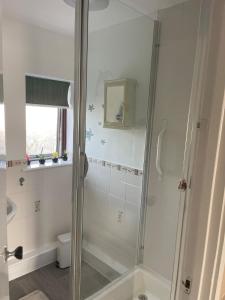 Et badeværelse på 3 Bed Room House very close to town + 11 billeder