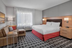 Giường trong phòng chung tại TownePlace Suites by Marriott Edmonton Sherwood Park +25 ảnh