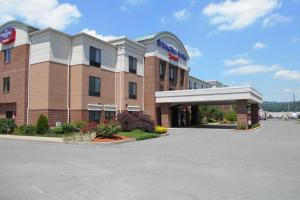 een hotelgebouw met een parkeerplaats ervoor bij SpringHill Suites by Marriott Morgantown in Morgantown