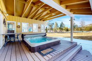 une baignoire jacuzzi sur une terrasse en bois dans l'établissement Back Nine Bungalow, à South Lake Tahoe