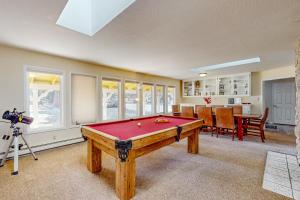 - un billard dans le salon doté d'une caméra dans l'établissement Back Nine Bungalow, à South Lake Tahoe