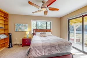 une chambre avec un lit et un ventilateur de plafond dans l'établissement Back Nine Bungalow, à South Lake Tahoe 18 autres photos