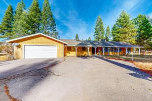 une grande maison jaune avec un garage dans l'établissement Back Nine Bungalow, à South Lake Tahoe