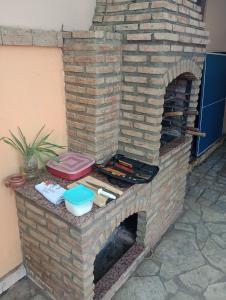 an outdoor brick oven with some food on it at Arte e Jardim na Atalaia Nova in Barra dos Coqueiros