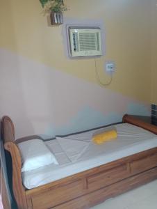 a bed in a room with a air conditioner at Arte e Jardim na Atalaia Nova in Barra dos Coqueiros +38 photos