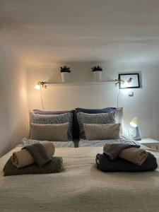 Posteľ alebo postele v izbe v ubytovaní Lovely little loft studio in the heart of Budapest + 37 fotografií