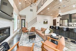 un salon avec un canapé et une cheminée dans l'établissement 7 Mi to Broken Bow Lake Wynsome Lodge Cabin!, à Stephens Gap