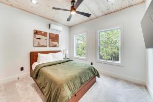 une chambre avec un lit et deux fenêtres dans l'établissement 7 Mi to Broken Bow Lake Wynsome Lodge Cabin!, à Stephens Gap