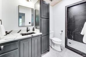 une salle de bain avec un lavabo, des toilettes et une douche dans l'établissement 7 Mi to Broken Bow Lake Wynsome Lodge Cabin!, à Stephens Gap 22 autres photos