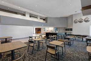 Restaurace v ubytování SpringHill Suites by Marriott Palm Desert