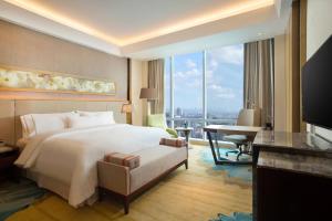 Postel nebo postele na pokoji v ubytování The Westin Jakarta