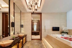 Postel nebo postele na pokoji v ubytování The Westin Jakarta