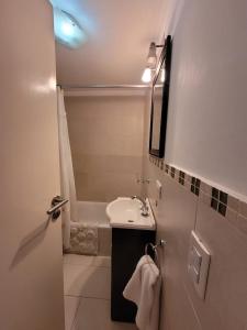ein kleines Badezimmer mit Waschbecken und Dusche in der Unterkunft Complejo Los Ramones in Valeria del Mar
