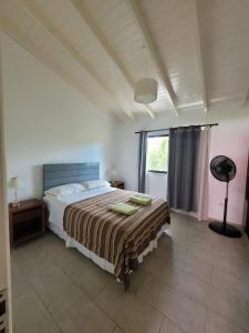 ein Schlafzimmer mit großem Bett und Fenster in der Unterkunft Complejo Los Ramones in Valeria del Mar