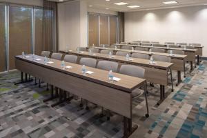 マイアミにあるSpringHill Suites Miami Downtown/Medical Centerのテーブルと椅子が並んだ広い部屋 +24枚の写真