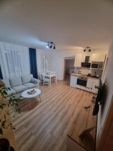 una sala de estar con un sofá y una mesa en Apartmán Uršula 2, en Jáchymov 11 fotos más