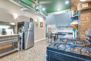 - une grande cuisine avec une cuisinière dans l'établissement UrbanEden Loft Apartment, à Chicago