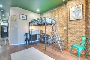 Cette chambre comprend des lits superposés et 2 chaises. dans l'établissement UrbanEden Loft Apartment, à Chicago