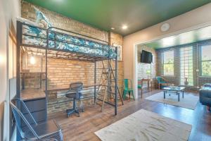 une chambre avec une mezzanine et un salon dans l'établissement UrbanEden Loft Apartment, à Chicago