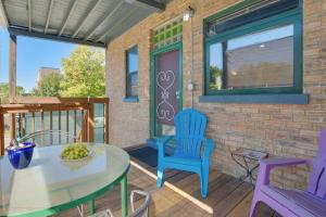 - une terrasse couverte avec 2 chaises, une table, une table et des chaises dans l'établissement UrbanEden Loft Apartment, à Chicago
