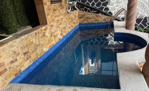 ein Swimmingpool in einem Haus mit blauen Fliesen in der Unterkunft Azomalli in Tepoztlán