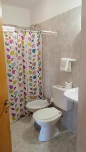 Ένα μπάνιο στο Cabañas Casitas De Emma +91 φωτογραφίες